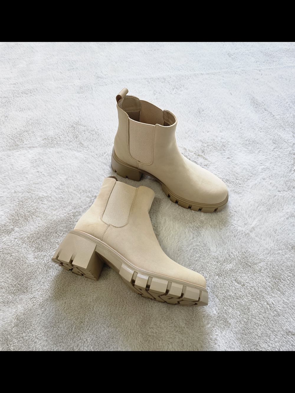 Dream Pairs Beige Chelsea Lug Ankle Boots NWOT